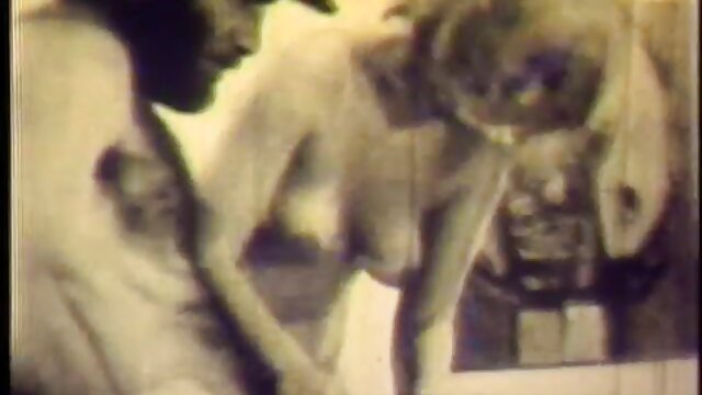 Michelle Can, une adolescente rousse mince, branle et baise le bi d'un films x gratuit français étalon