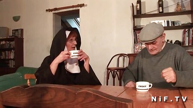 Treesome. MILF chaude avec deux inconnus film porno français film porno français