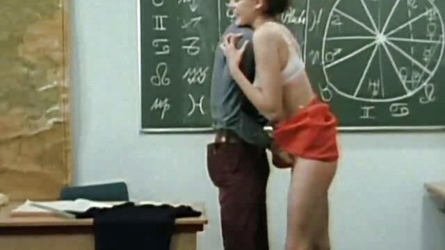 Belle-mère séduit une ado mignonne dans un léchage de film x francais gratuit en streaming chatte interdit