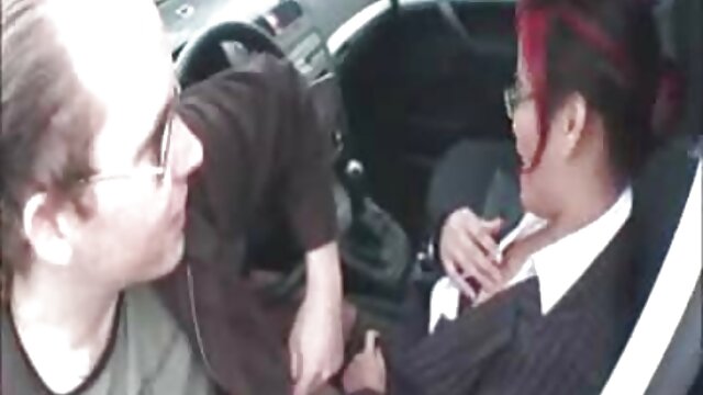Des filles sexy en forme se baisent dans les coulisses d'une boîte film porno francais x de nuit