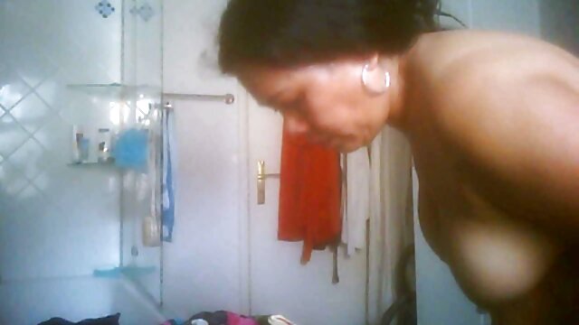 Une milf blonde streaming porno en francais glisse des talons de culotte pour baiser un gode en bas nylon