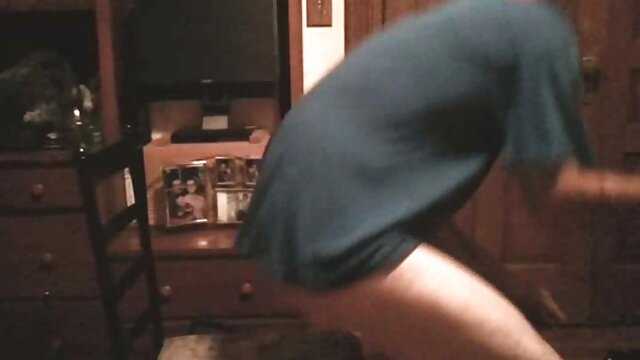 Un policier aux gros seins se fait crémer les seins après avoir chevauché film streaming francais porno une bite